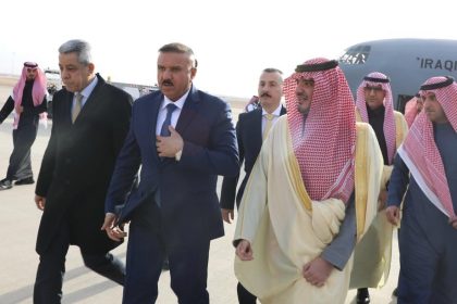 في زيارة رسمية.. وزير الداخلية يصل الى السعودية