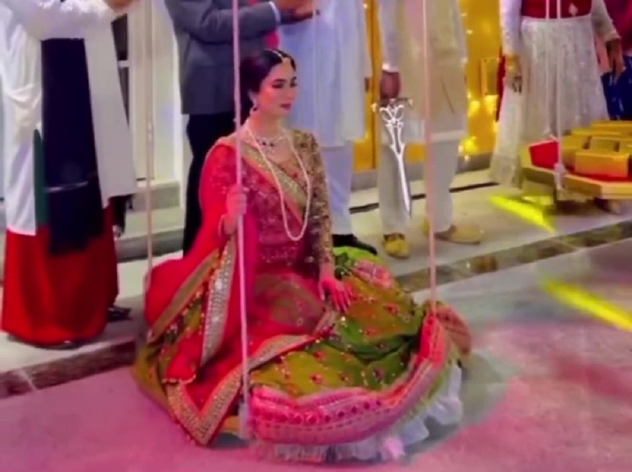 باكستاني يضع زوجته في ميزان ليقدم بمقدار وزنها ذهباً