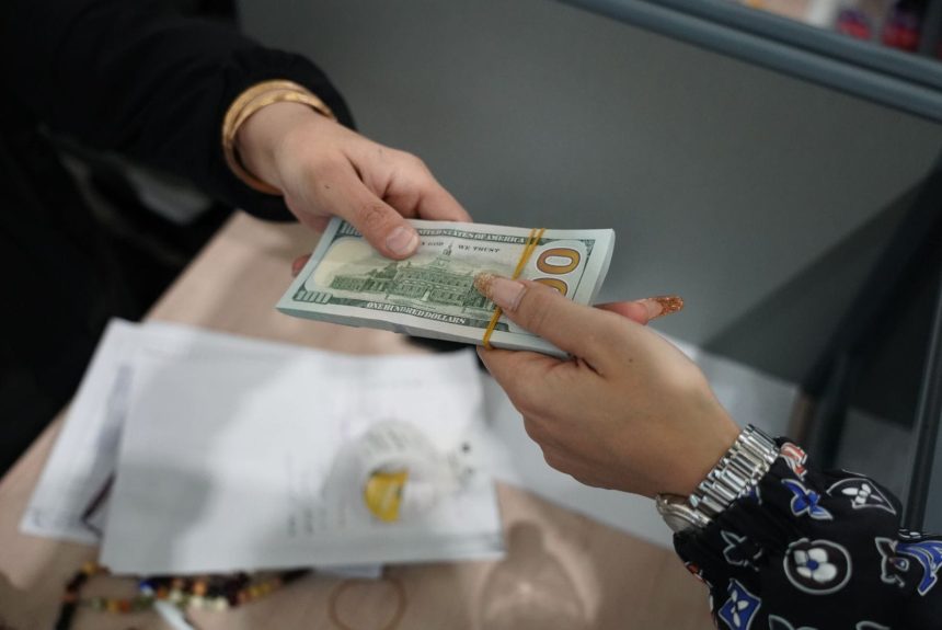 عند 156 ألفا.. استقرار أسعار صرف الدولار في الأسواق المحلية