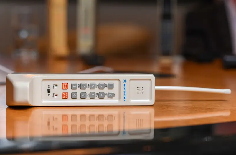 مخترع الهاتف المحمول "مصدوم": الناس مهووسين بموبايلاتهم