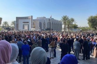 موظفو المالية يواصلون اضرابهم احتجاجًا على تخفيض مخصصاتهم
