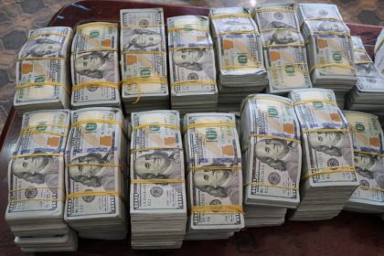 بحوزتهم قرابة نصف مليون دولار .. القبض على 3 متهمين بتهريب العملة وتزييفها في محافظتين