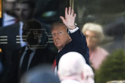 بانتظار توجيه الاتهامات اليه.. الرئيس الامريكي السابق دونالد ترامب رهن الاعتقال