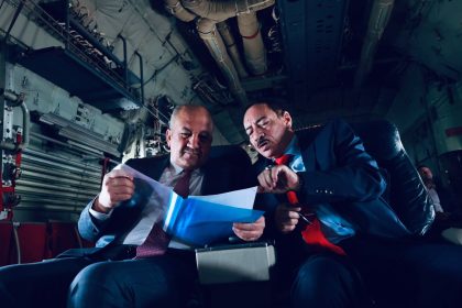 ‏الدفاع تعلن هبوط أول طائرة عسكرية على مطار الموصل بعد عمليات التحرير