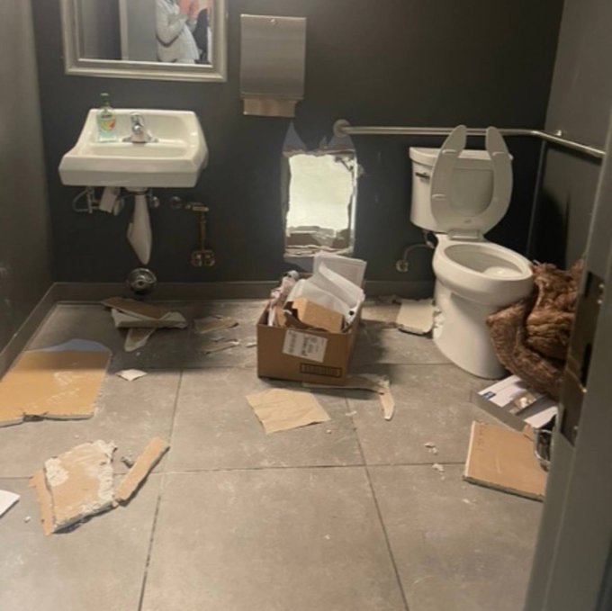 الثقب الذي دخل من خلاله اللصوص إلى مقر شركة أبل 