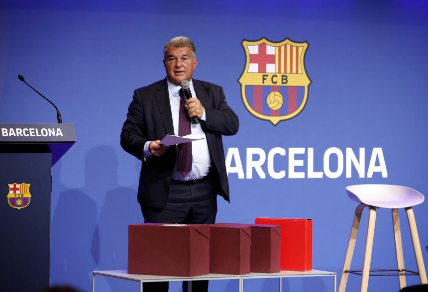 النادي "لم يفعل أي شيء".. رئيس برشلونة ينفي مزاعم الرشوة