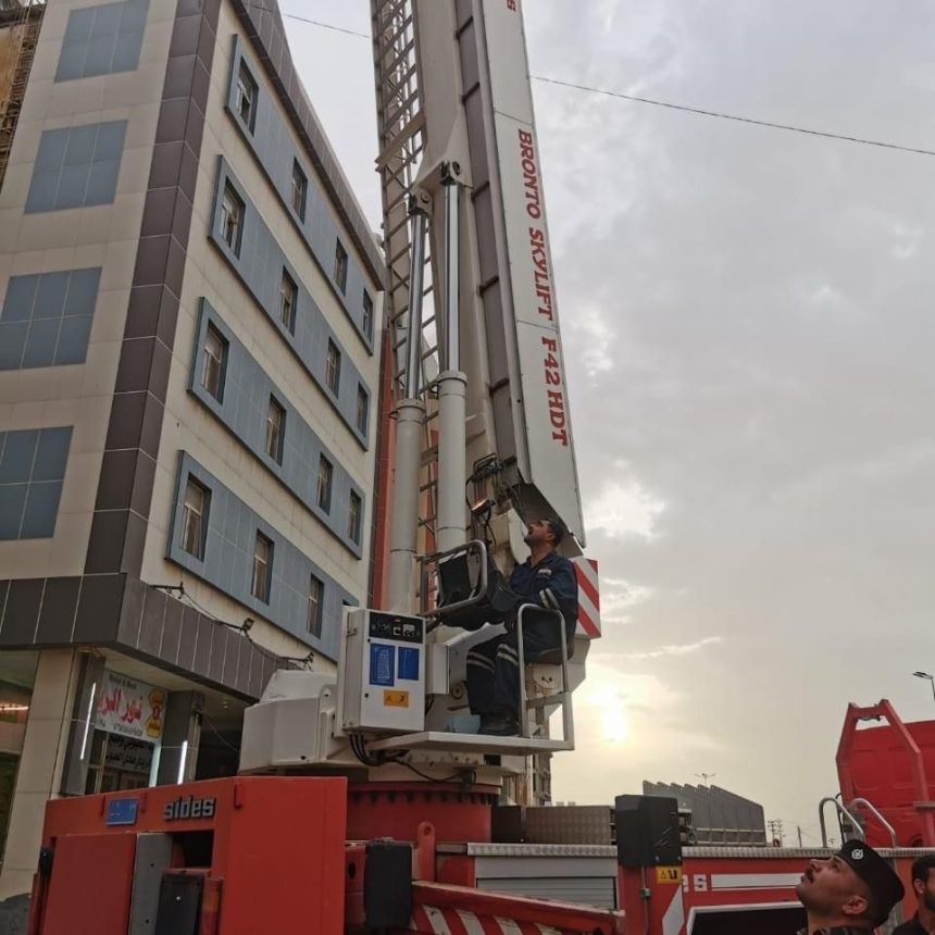 الدفاع المدني ينقذ عدد من النزلاء ويخمد حريقاً في احد فنادق النجف .. صور