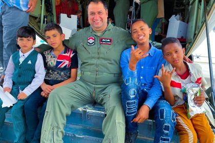 بالصور.. طائرات القوة الجوية تباشر بنقل الجالية العراقية من السودان