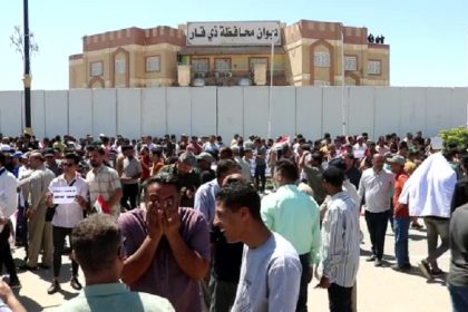 بالفيديو.. تظاهرات أمام مبنى محافظة ذي قار للمطالبة بإقرار سلم الرواتب الجديد