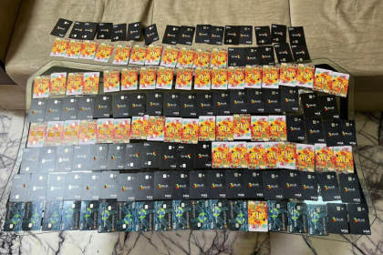 اعتقال مسافر بحوزته (144) فيزا كارت معدة للتهريب في مطار النجف