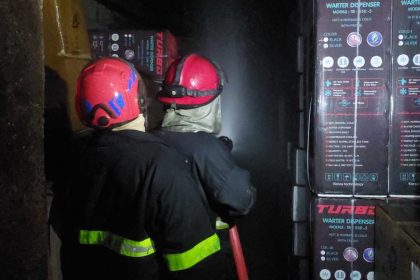 اخماد حريقين في الكرادة وسط بغداد