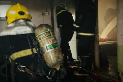 إنقاذ عائلة مكونة من امرأة وأربعة أطفال بعد احتراق منزلهم في النجف