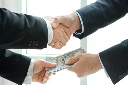 النزاهة تطيح بمدير مصنع النهروان في شركة الصناعات الحربيَّة متلبساً بالجرم المشهود