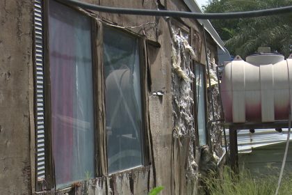 موظفو الاسكان بلا سكن! قصة المجمعات الخشبية في منطقة الدورة