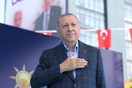 مع بدء الصمت الانتخابي.. أردوغان ينهي حملته الانتخابية بأداء صلاة العشاء بمسجد آيا صوفيا