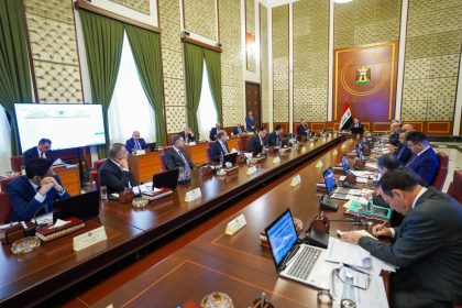 رئيس الوزراء يوعز بمراجعة الإجازات الاستثمارية الممنوحة في المحافظات