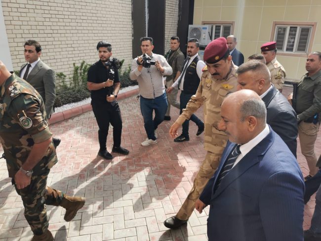 بالصور.. وفد أمني رفيع برئاسة الشمري يصل إلى كربلاء 