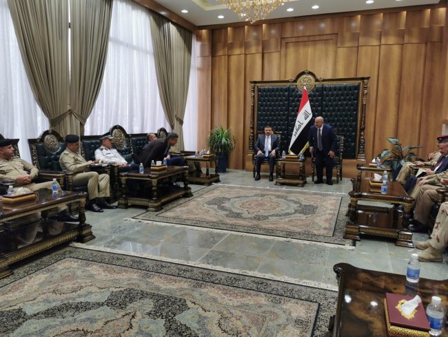 بالصور.. وفد أمني رفيع برئاسة الشمري يصل إلى كربلاء 