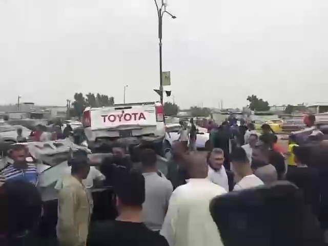 إصابة 10 أشخاص بحادث سير مروع بين 9 عجلات في البصرة