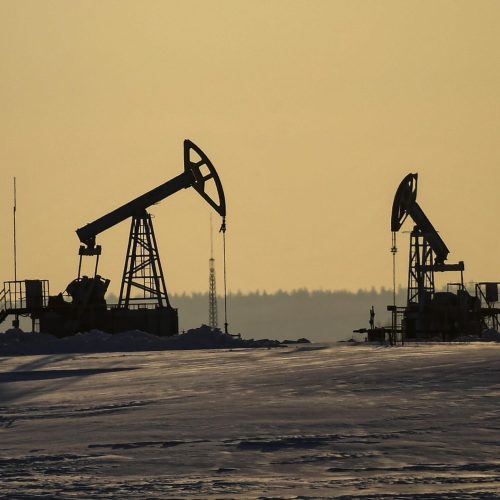 بلومبرغ: اوبك+ تتفق على تمديد اتفاق خفض انتاج النفط لـ2024