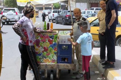 يحيطهم خطر البالغين.. اطفال يصارعون لرعاية اسرهم المعدمة!