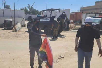 ردًا على حرق القرآن الكريم.. محتجون يحرقون "أعلام تعود للمثليين" أمام السفارة السويدية في بغداد