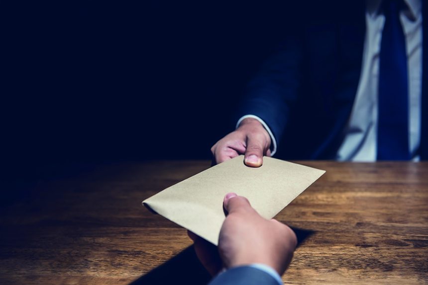 النزاهة تضبط محاسباً في دائرة صحة نينوى متلبساً بجريمة الرشوة