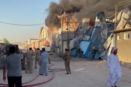 بالفيديو.. اندلاع حريق كبير بمستودعات تجارية في النجف