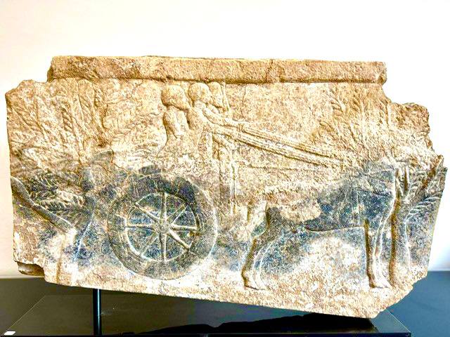 العراق يتسلم قطعة أثريَّة آشوريَّة من سوِيسرا