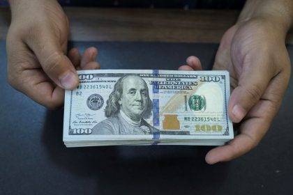 طفرة كبيرة بسعر الصرف.. الـ100 دولار تتجاوز الـ151 ألف دينار بالأسواق المحلية