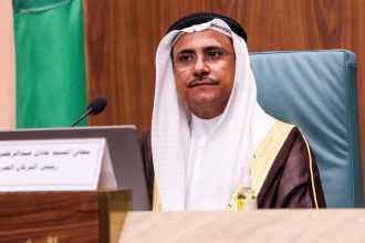رئيس البرلمان العربي يدعو لحملة مقاطعة سياسية واقتصادية عالمية للسويد ردا على سماحها بحرق المصحف الشريف