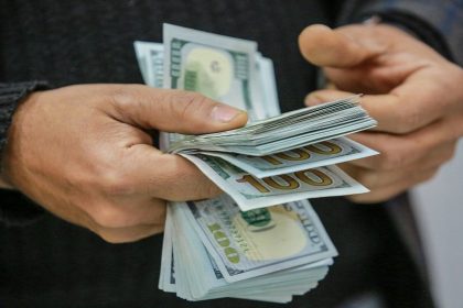 يلامس 155 ألف دينار.. سعر صرف الدولار يواصل ارتفاعه في الأسواق المحلية