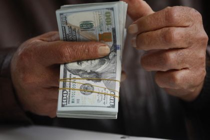 تحديث جديد.. سعر الصرف يصل إلى 160 ألفا مقابل كل 100 دولار في العراق