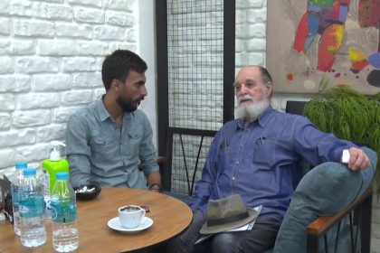 صاحب تمثال السياب ..النحات "نداء كاظم" ينتقد الفوضى الفنية ويحذر من السفهاء !