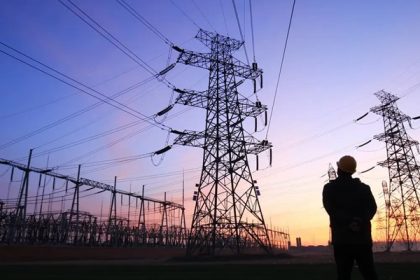 الأنبار تعلن إنجاز أعمال الربط الكهربائي مع الأردن