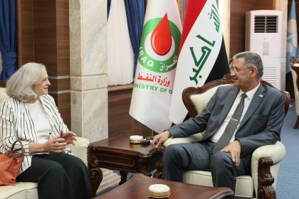 رومانسكي تبحث مع وزير النفط الشراكة بمجال الطاقة وتعزيز الاستثمارات الأمريكية التي تدعم استقلال العراق