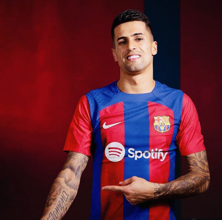 ساعات تفصل برشلونة عن ضم كانسيلو