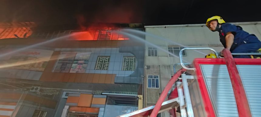 الدفاع المدني يخمد حريقا اندلع بمعمل للصناعات الغذائية في منطقة جميلة ببغداد