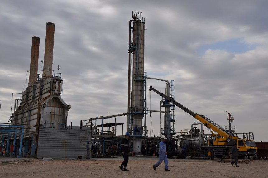 وزير النفط: ندرس إضافة وحدة انتاجية جديدة بطاقة (70) ألف برميل يومياً في مصفى النجف