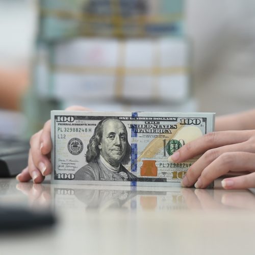 العراق يوقف جميع عمليات السحب النقدي بالدولار مطلع 2024