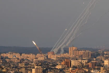 إطلاق رشقة صاروخية من غزة وصافرات الإنذار تدوي في تل أبيب والقدس