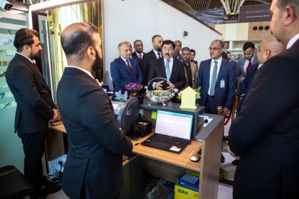 محافظ البنك المركزي العراقي يفتتح "منافذ جديدة" لبيع الدولار في مطار بغداد