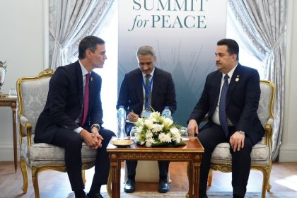 السوداني يلتقي في القاهرة رئيس الوزراء الإسباني