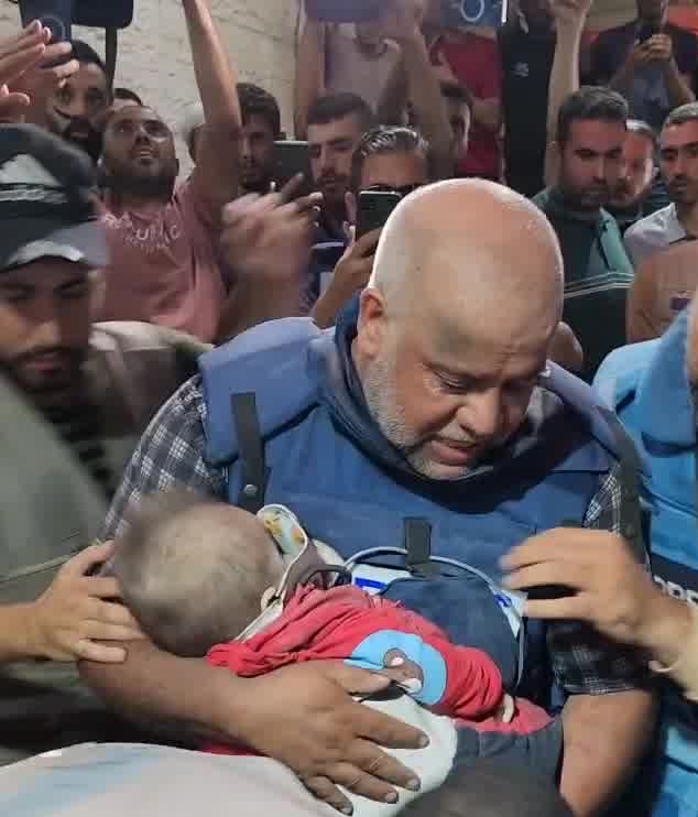 استشهاد عدد من افراد عائلة مراسل الجزيرة القطرية "وائل الدحدوح" بقصف اسرائيلي استهدف منزله