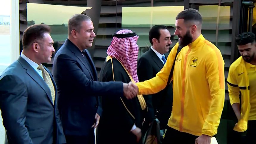 بالفيديو.. بنزيما يصل رفقة فريق الاتحاد السعودي إلى أربيل
