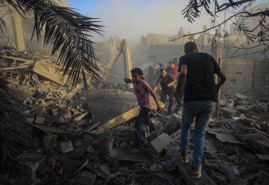 قصف إسرائيلي مكثف واشتباكات عنيفة في مدينة غزة