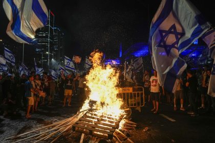 مئات الإسرائيليين يتظاهرون أمام منزل نتنياهو مطالبين باستقالته