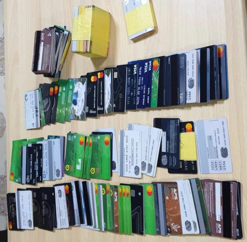 ضبط (236) بطاقة فيزا وماستر كارد معدة للتهريب بمنفذ زرباطية الحدودي