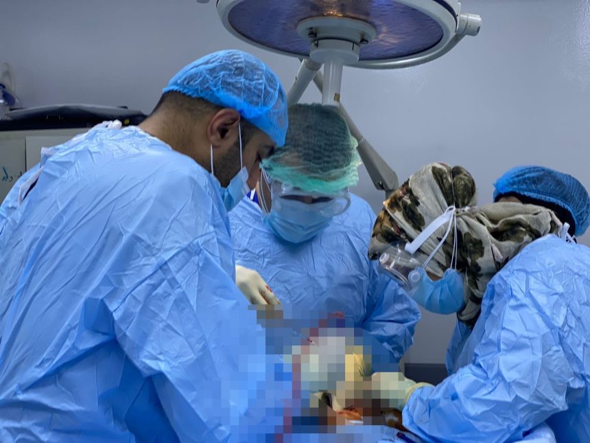 فريق طبي عراقي ينقذ شابا تهشم وجهه وانفصلت عينه وعظمة أنفه نتيجة حادث سير ببغداد