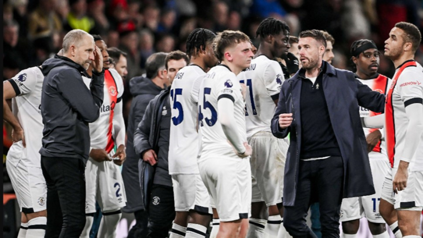 رعب في البريميرليج.. انهيار لاعب يعلق مباراة بورنموث ولوتون